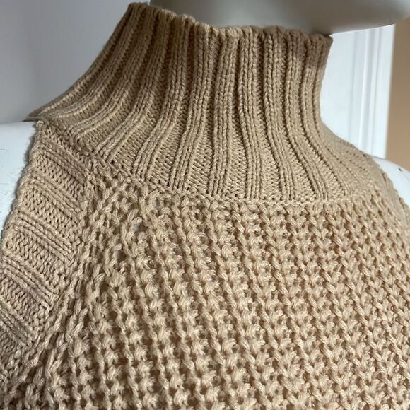 Cold shoulder  Sweater/Size L - Picture 6 of 6